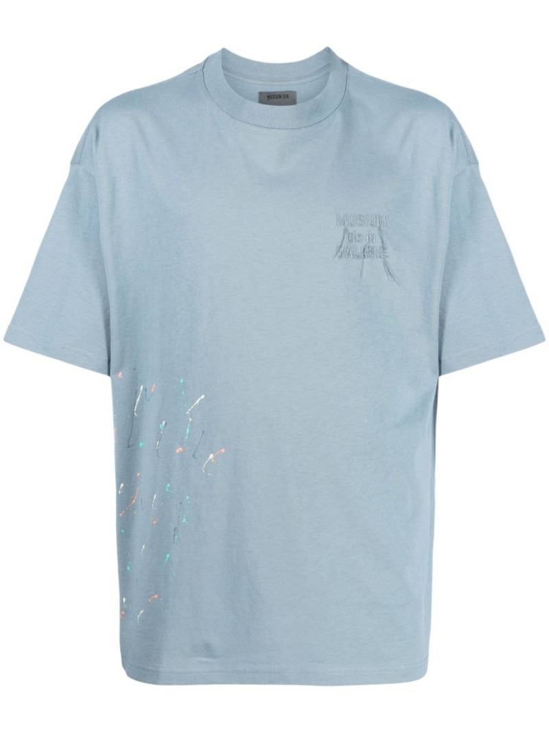 Musium Div. paint-splatter-detail cotton T-shirt - Blue von Musium Div.