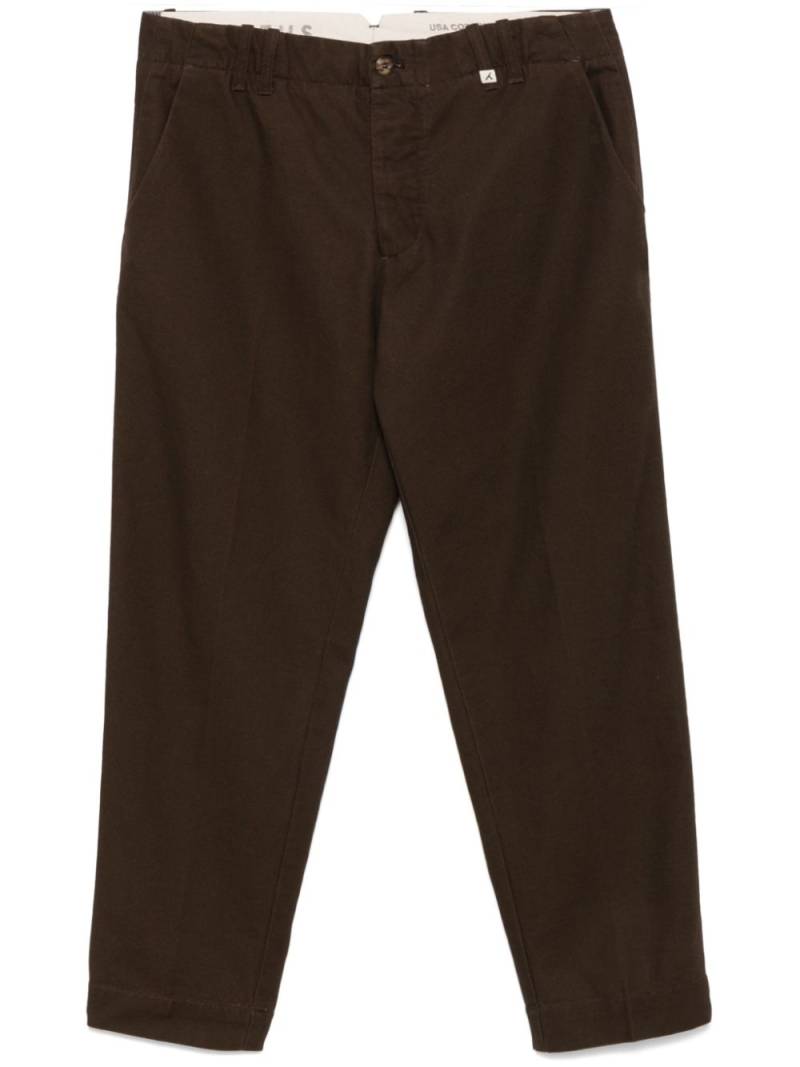 Myths tapered trousers - Brown von Myths