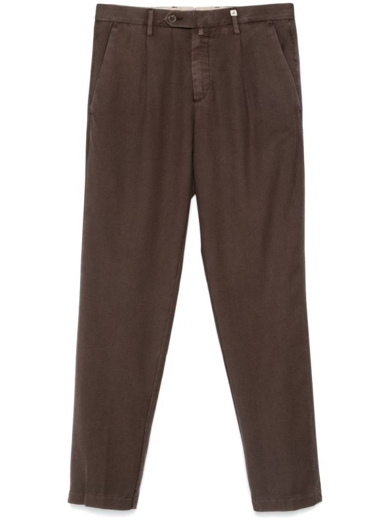 Myths tapered trousers - Brown von Myths