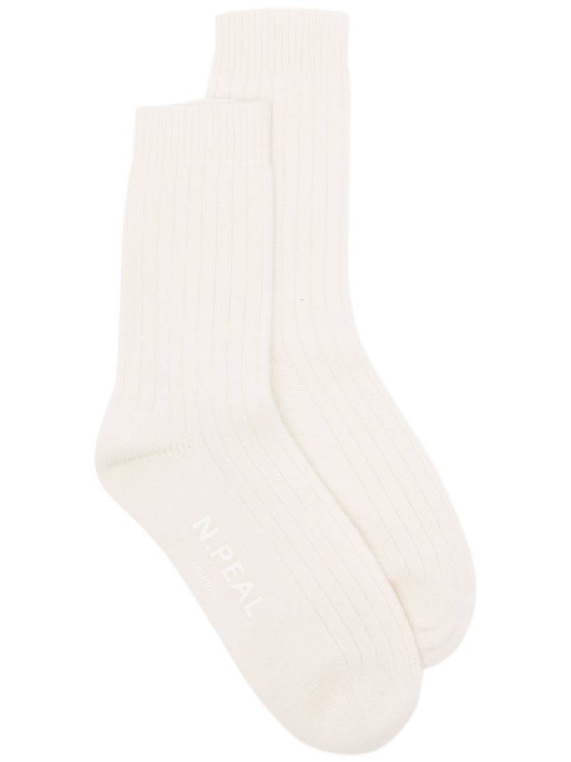 N.Peal ribbed cashmere socks - Neutrals von N.Peal