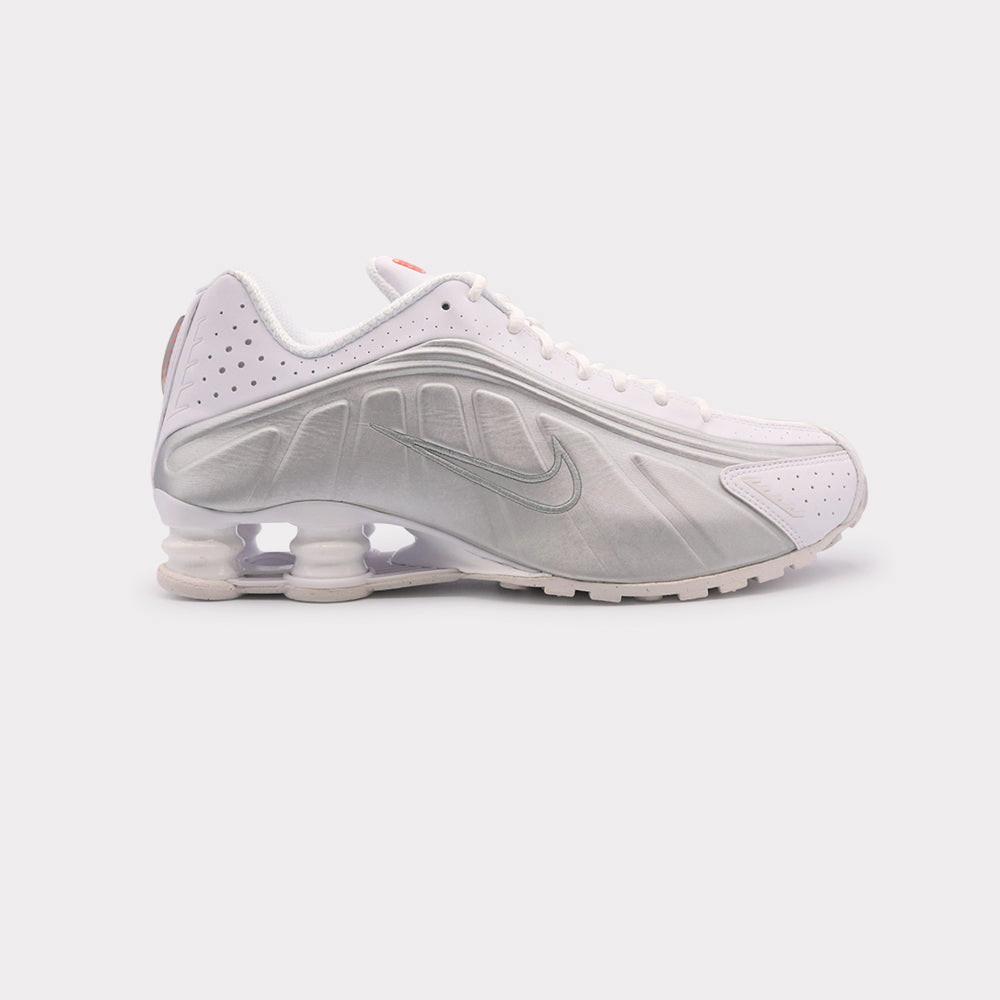 Nike Shox R4 - White Metallic Silver Herren Weiss 41 von NIKE