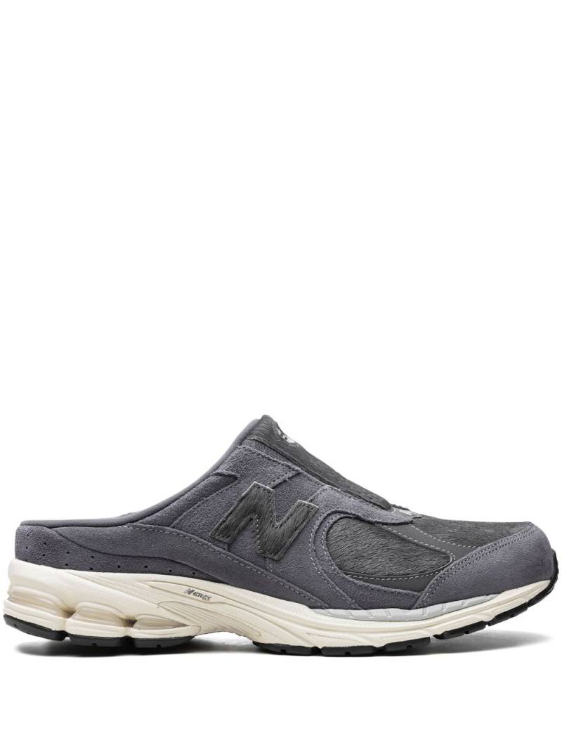 New Balance 2002R "Magnet" suede mules - Grey von New Balance