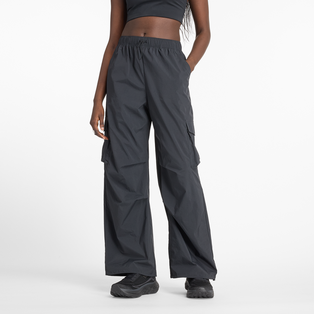 New Balance W Nylon Cargo Pant Relaxed Fit Damen, schwarz, Grösse: XS von New Balance