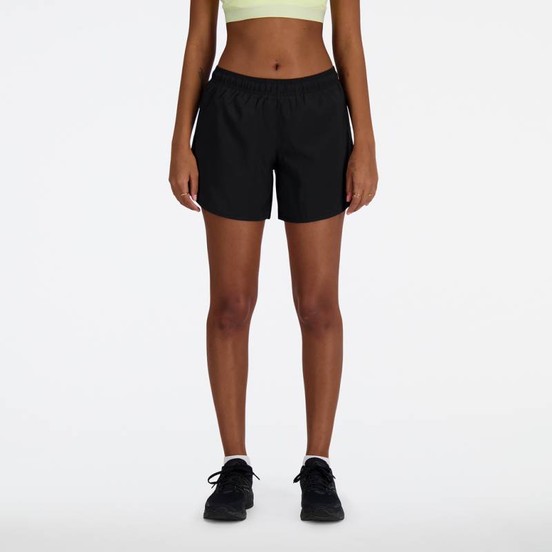 New Balance Damen Shorts W Sport Essentials  5 Inch, Schwarz, Regular Fit, ideal für Training, Fitness & Running von New Balance