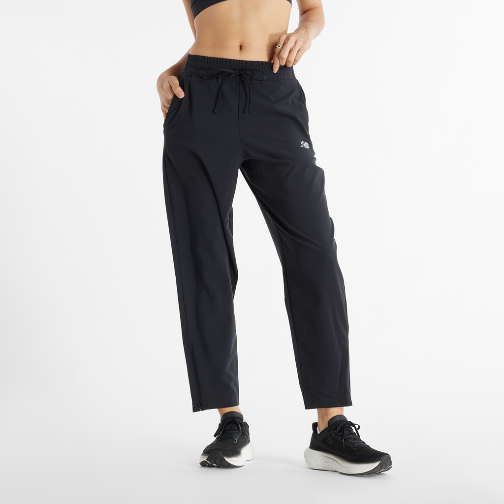 New Balance Damen Trainingshose W Sport Essentials Performance Woven Pant, Schwarz, Slim Fit, ideal für Training, Fitness & Running von New Balance