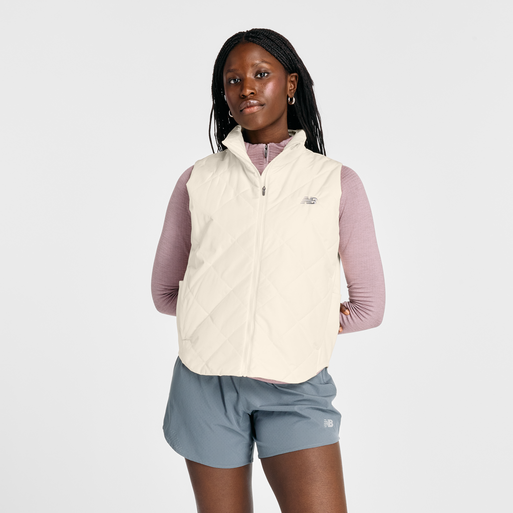 New Balance Damen Weste W Quilted Vest, Beige, Regular Fit, ideal für Freizeit & Reisen von New Balance