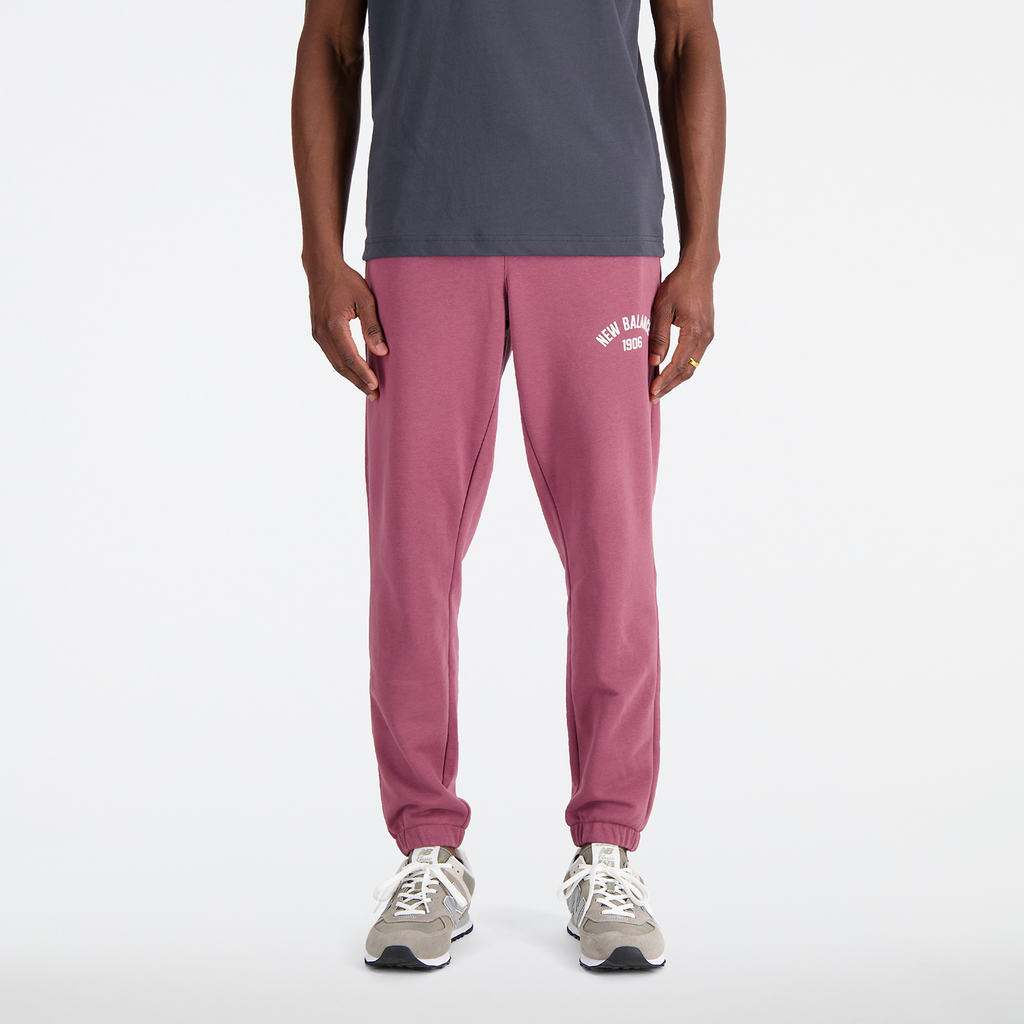 New Balance Essentials Varsity Fleece Pant Athletic Fit Herren, rot, Grösse: S New Balance Essentials Varsity Fleece Pant Athletic Fit Herren, rot, Grösse: S von New Balance