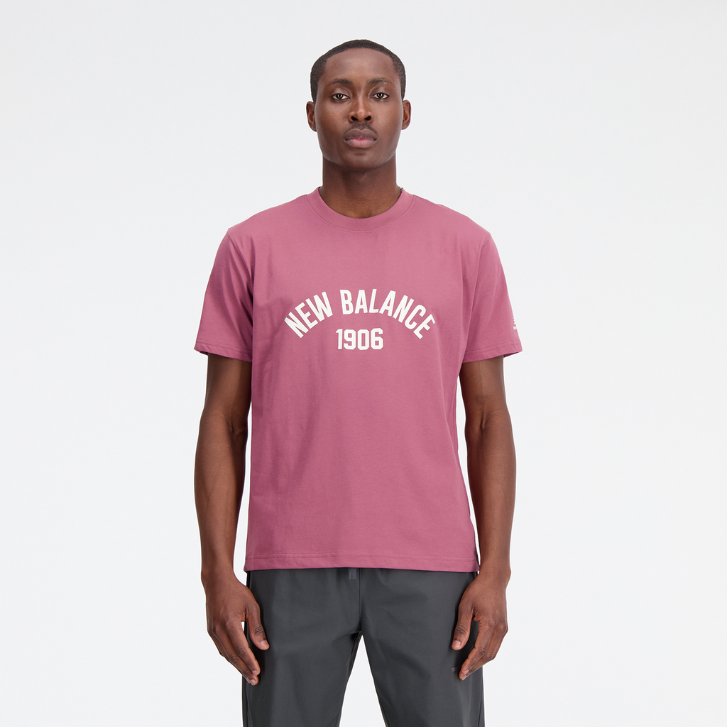 New Balance Essentials Varsity T-Shirt Relaxed Fit Herren, rot, Grösse: S New Balance Essentials Varsity T-Shirt Relaxed Fit Herren, rot, Grösse: S von New Balance
