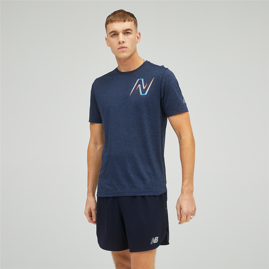 New Balance Graphic Impact Run Short Sleeve Athletic Fit Herren, blau, Grösse: S von New Balance