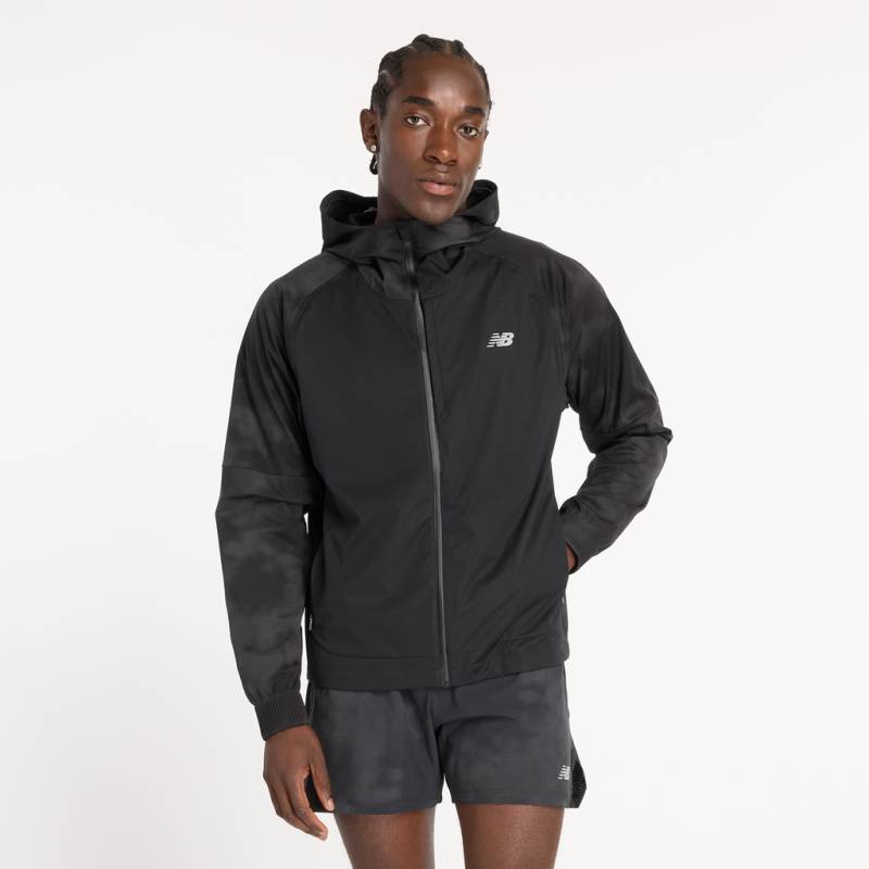 New Balance Herren Laufjacke Seasonal Premium Jacket Print, Grau, Regular Fit, ideal für Training, Fitness & Running von New Balance