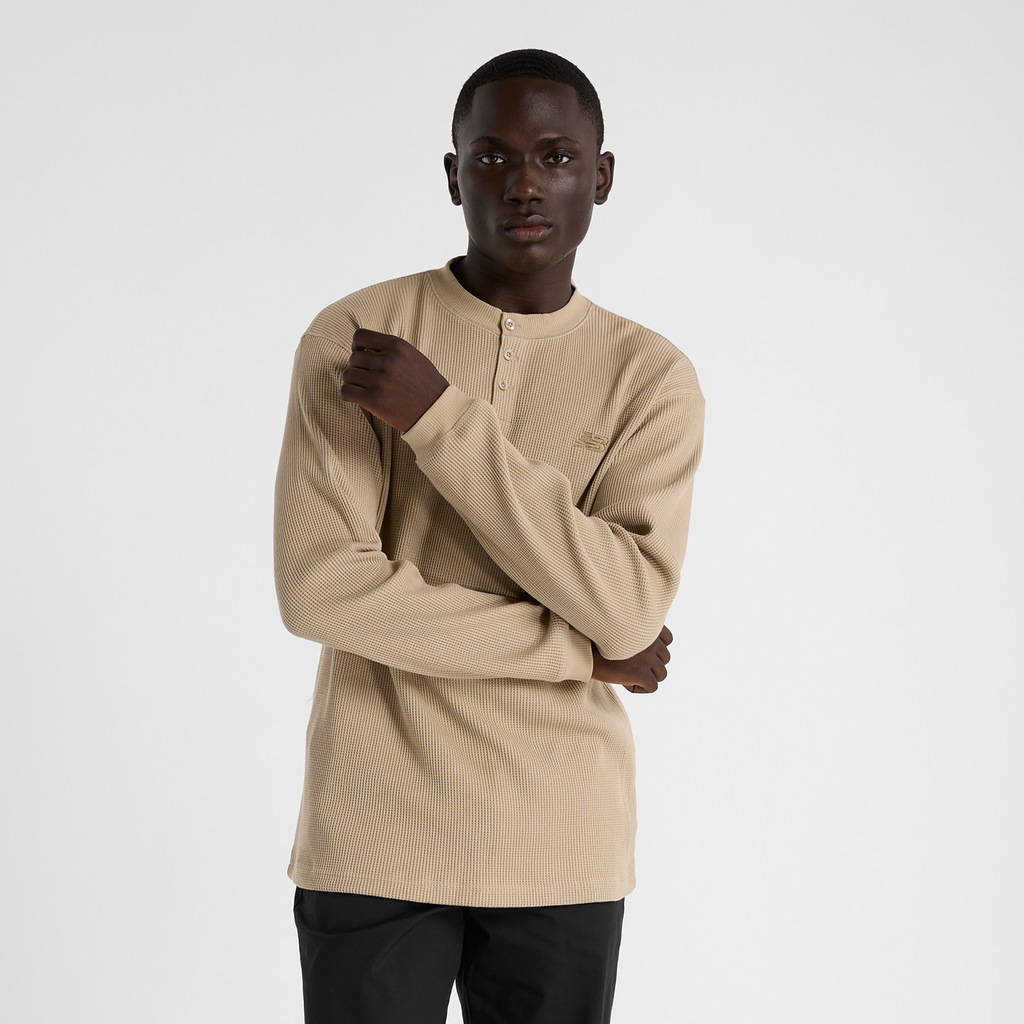 New Balance Herren Sweatshirt und Pullover Waffle Knit Long Sleeve Henley, Beige, Relaxed Fit Fit, ideal für Freizeit & Reisen von New Balance