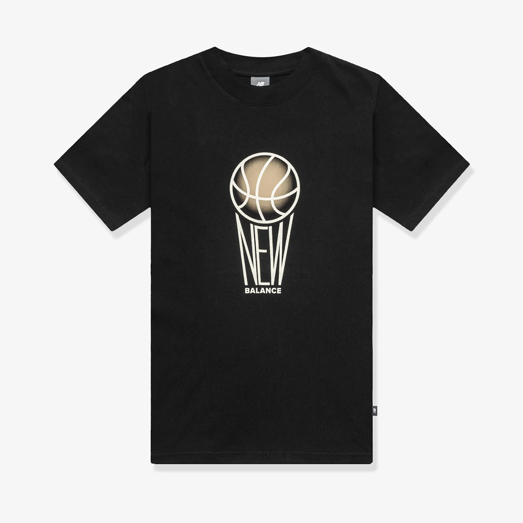 New Balance Hoops Graphic T-Shirt Relaxed Fit Herren, schwarz, Grösse: XS New Balance Hoops Graphic T-Shirt Relaxed Fit Herren, schwarz, Grösse: XS von New Balance