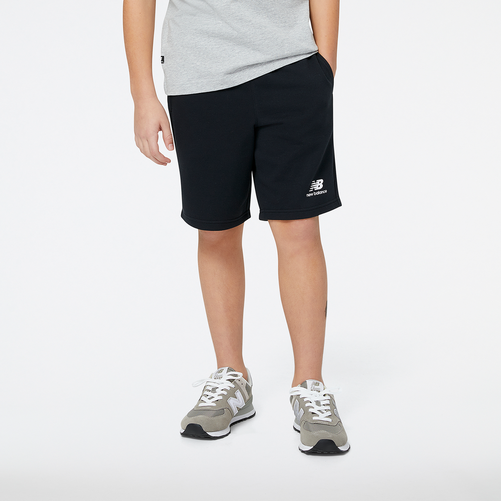 New Balance Kinder Shorts Y Essentials Stacked Logo , Schwarz, Relaxed Fit Fit, ideal für Freizeit & Reisen von New Balance