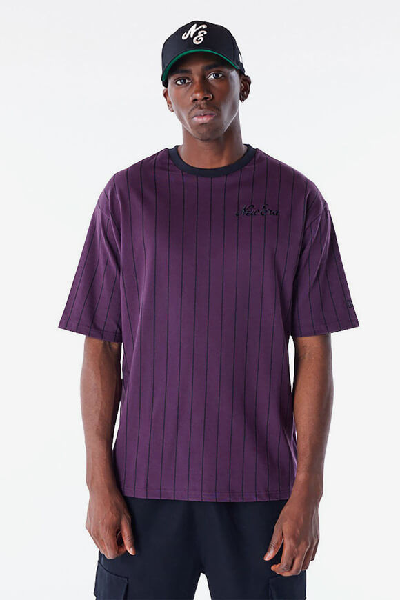 New Era NE Pinstripe Oversize T-Shirt | Violet + Black | Herren  | L von New Era