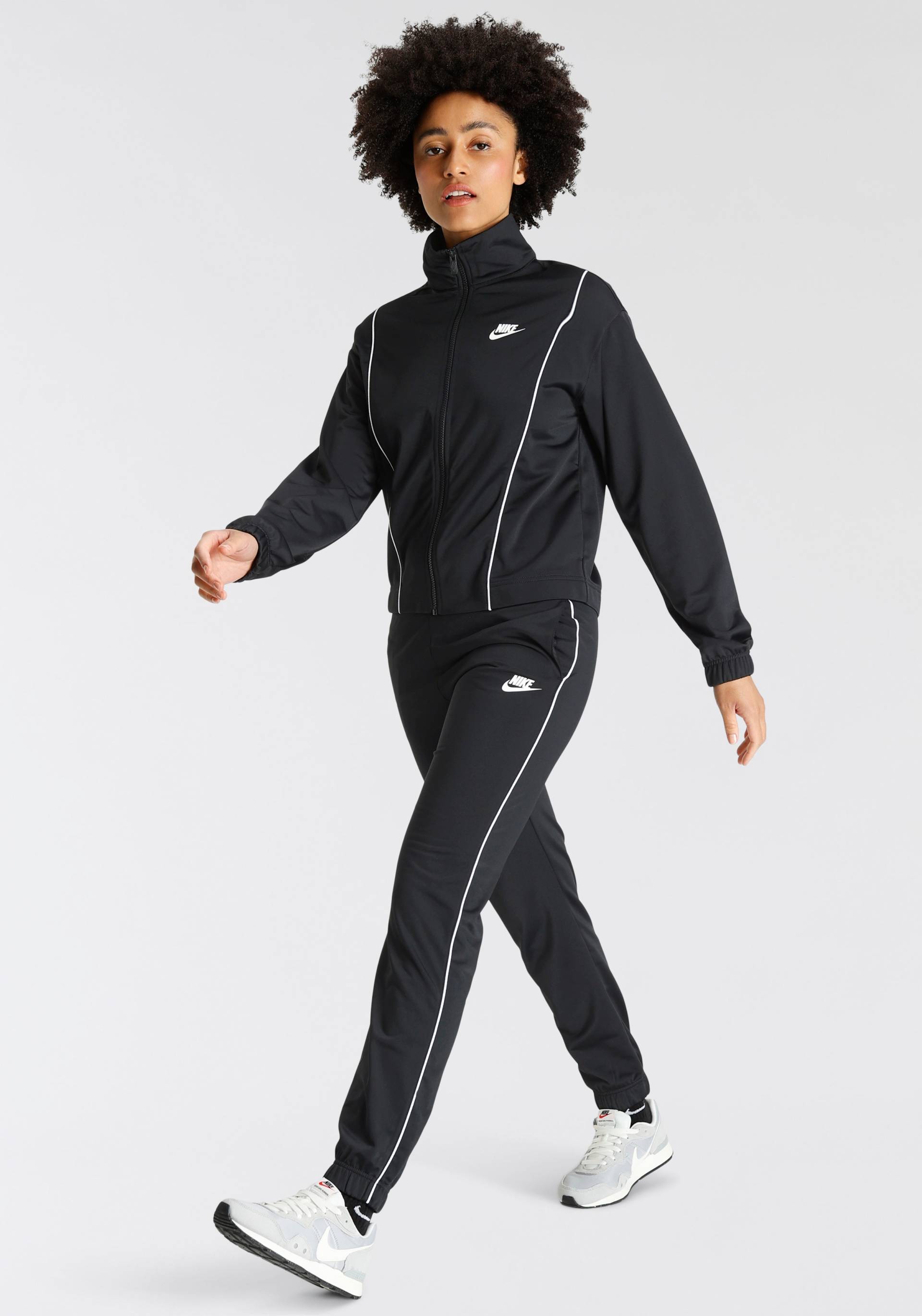 Nike Sportswear Trainingsanzug »Women's Fitted Track Suit«, (Set, 2 tlg.), Bequemer Basic Damen Sportanzug von Nike Sportswear