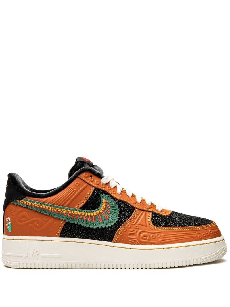 Nike Air Force 1 '07 LX "Siempre Familia" sneakers - Orange von Nike