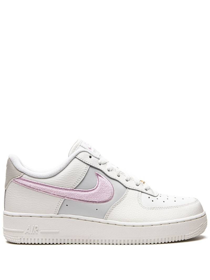 Nike Air Force 1 07 "Summit White/Regal Pink" sneakers von Nike