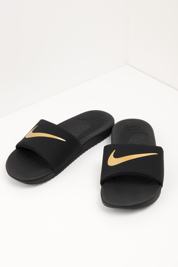 Nike Kawa Pantoletten | Black + Metallic Gold | Jungen  | EU35 von Nike