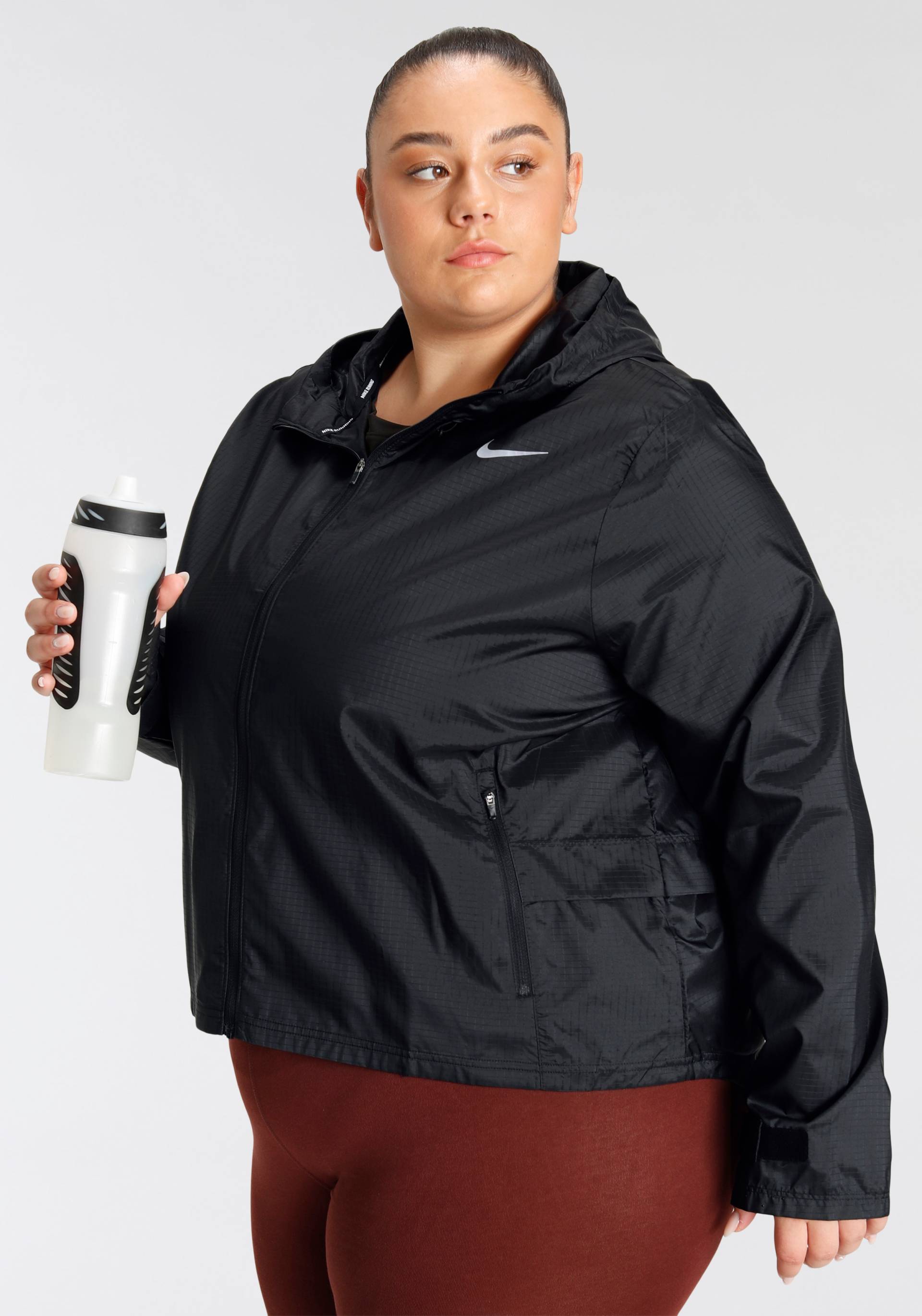 Nike Laufjacke »Essential Women's Running Jacket (Plus Size)«, mit Kapuze Nike Laufjacke »Essential Women's Running Jacket (Plus Size)«, mit Kapuze von Nike
