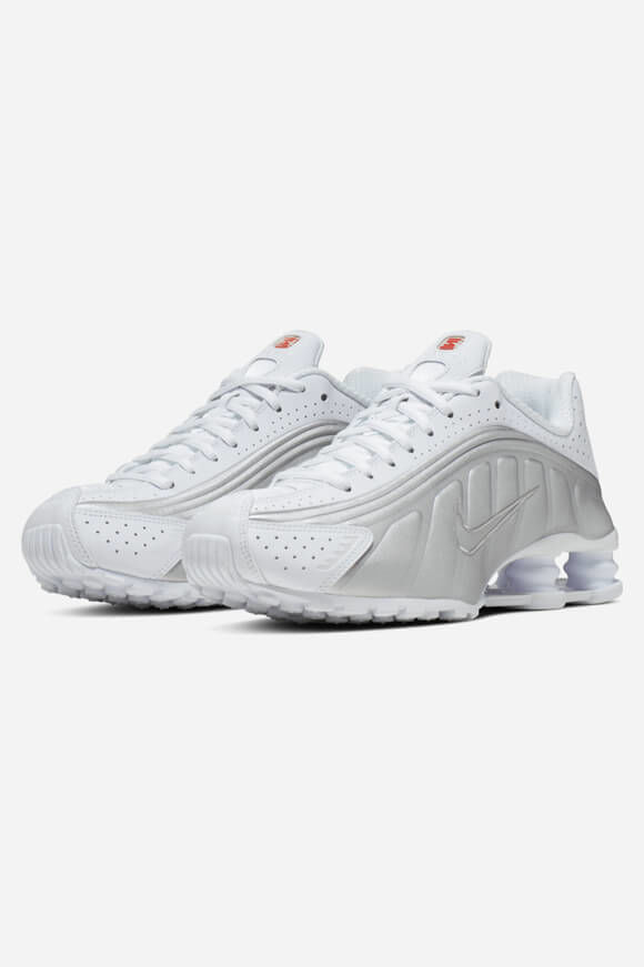 Nike Shox R4 Sneaker | White + Metallic Silver | Damen  | EU40 von Nike