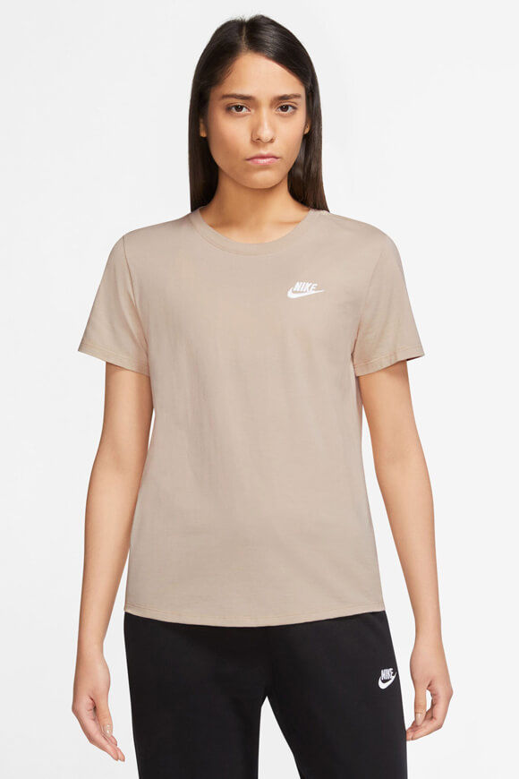 Nike Sportswear Club Essentials T-Shirt | Sanddrift | Damen  | L von Nike