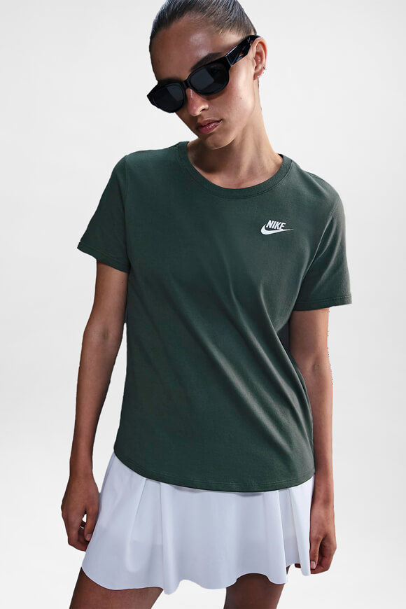 Nike Sportswear Club Essentials T-Shirt | Vintage Green | Damen  | M von Nike