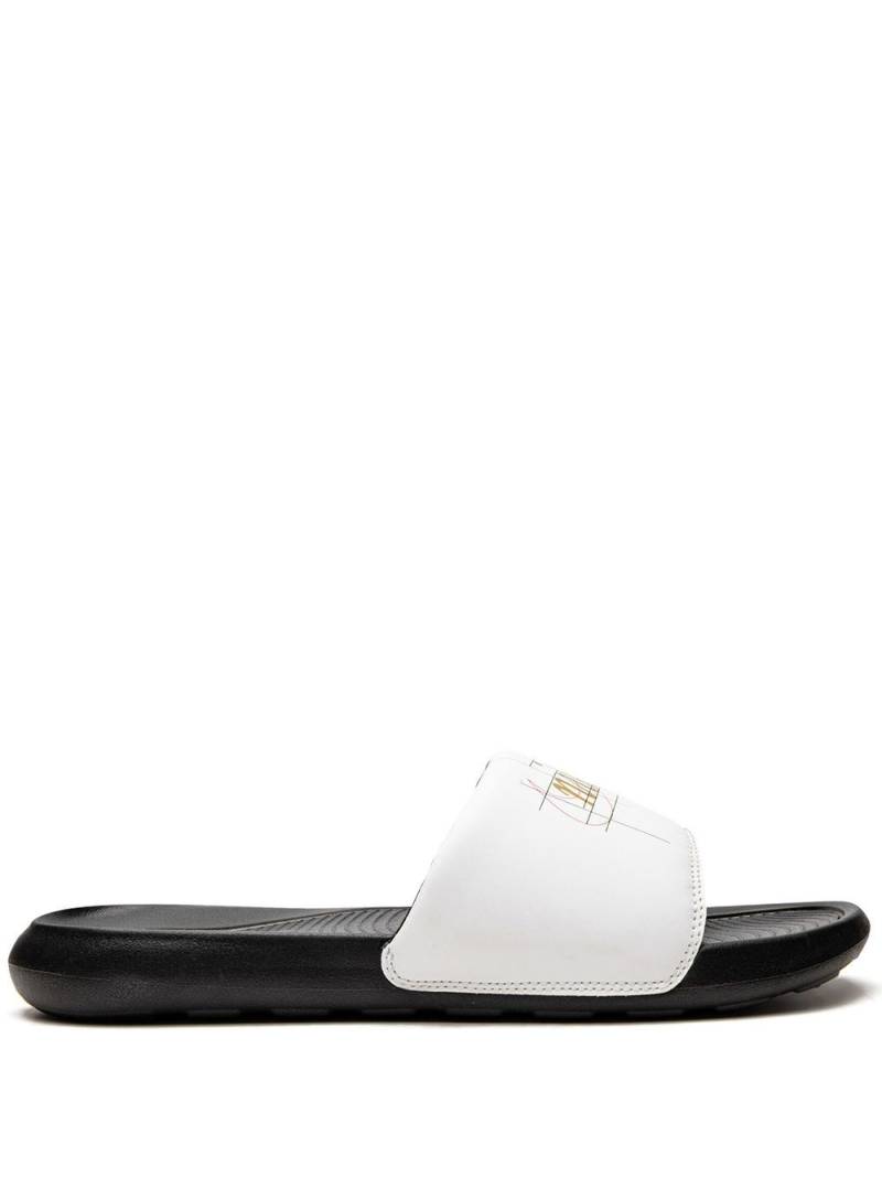 Nike Victori One logo-print slides - White von Nike