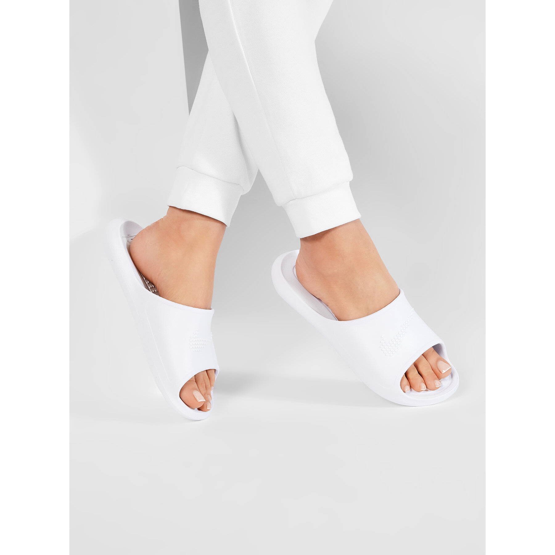 Pantoletten Nike Victori One Shwer Slide CZ7836 100 Weiß Pantoletten Nike Victori One Shwer Slide CZ7836 100 Weiß von Nike