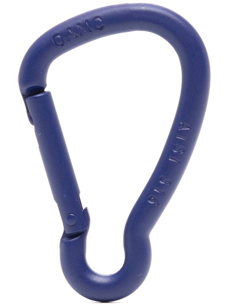 OAMC engraved-logo climbing carabiner - Blue von OAMC