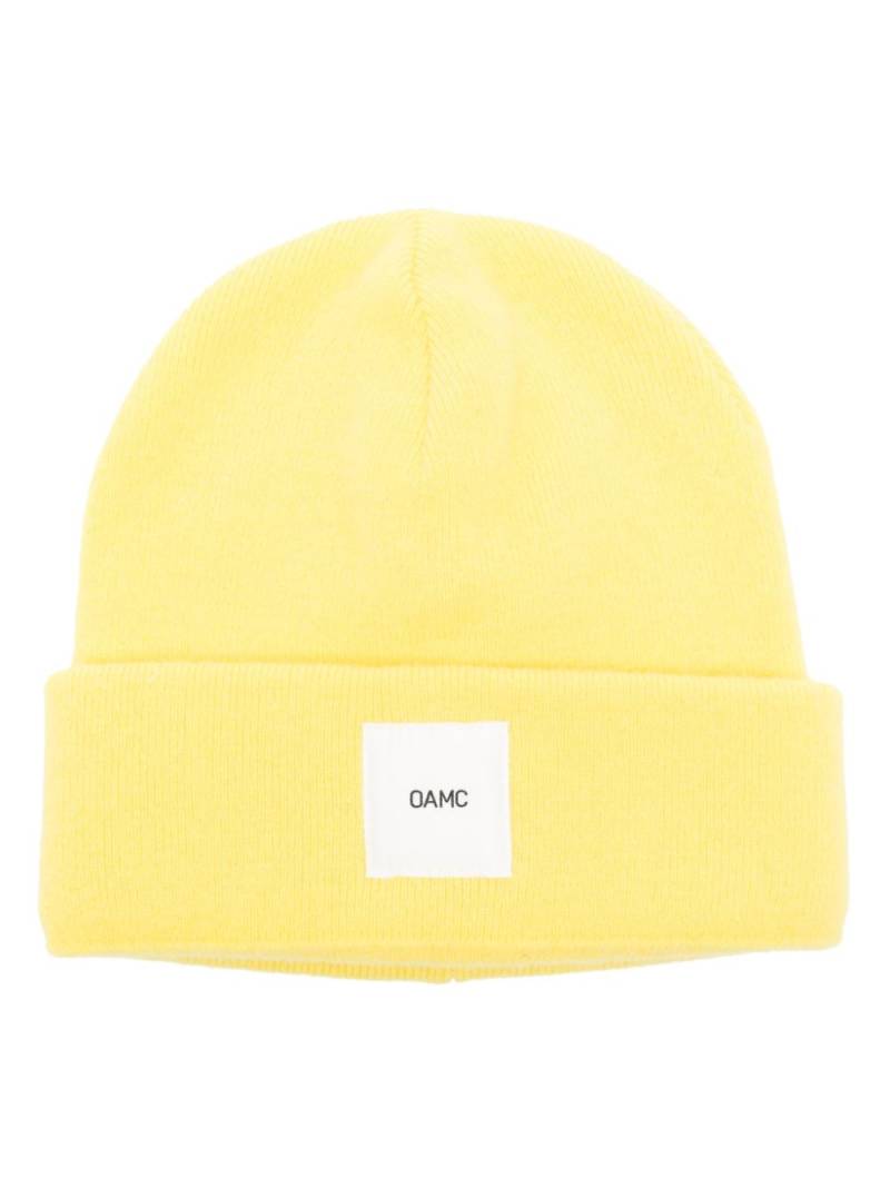 OAMC logo-patch ribbed-knit beanie - Yellow von OAMC