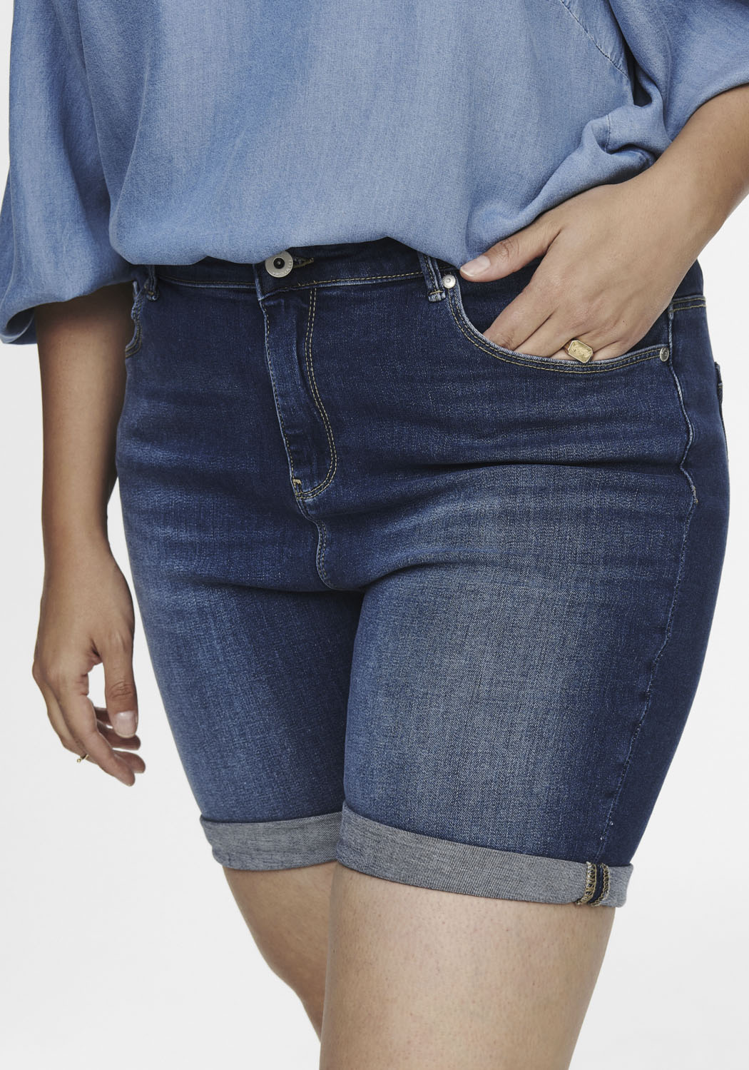 ONLY CARMAKOMA Jeansshorts, mit leichten Abriebeffekten von ONLY CARMAKOMA