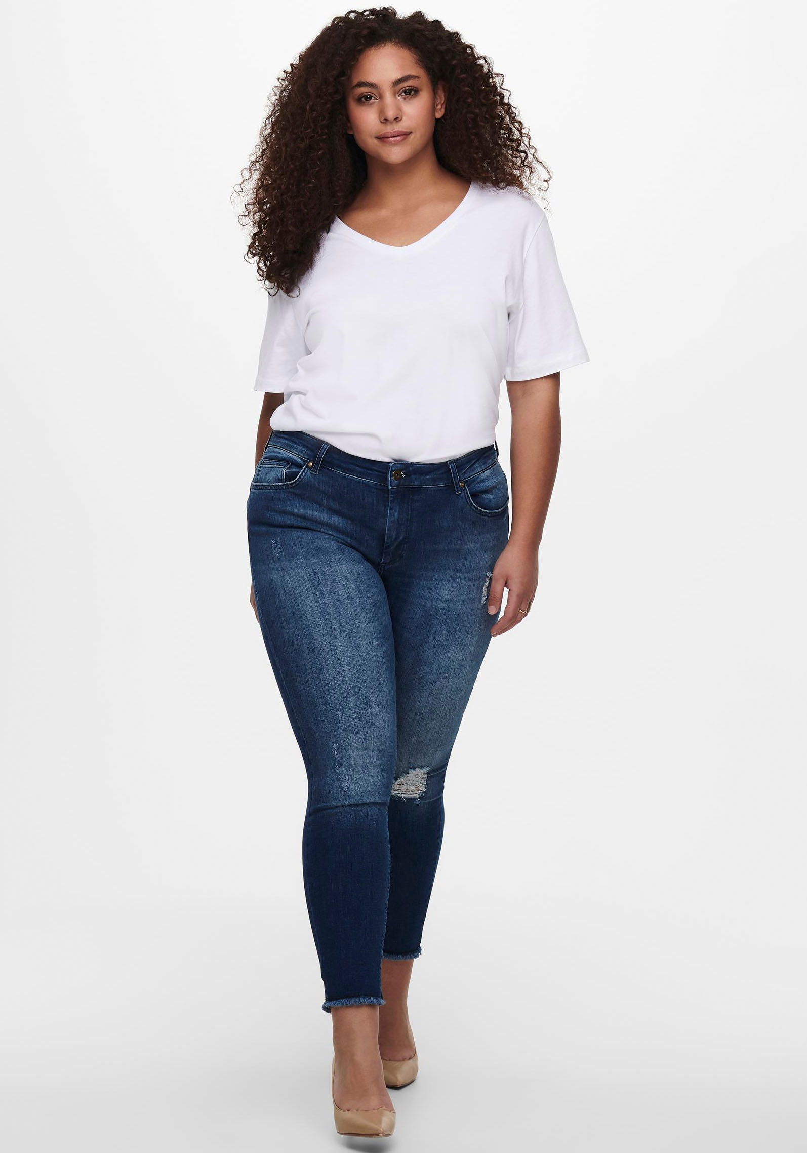 ONLY CARMAKOMA Skinny-fit-Jeans »CARWILLY REG SKINNY ANK JEANS«, mit Fransensaum ONLY CARMAKOMA Skinny-fit-Jeans »CARWILLY REG SKINNY ANK JEANS«, mit Fransensaum von ONLY CARMAKOMA