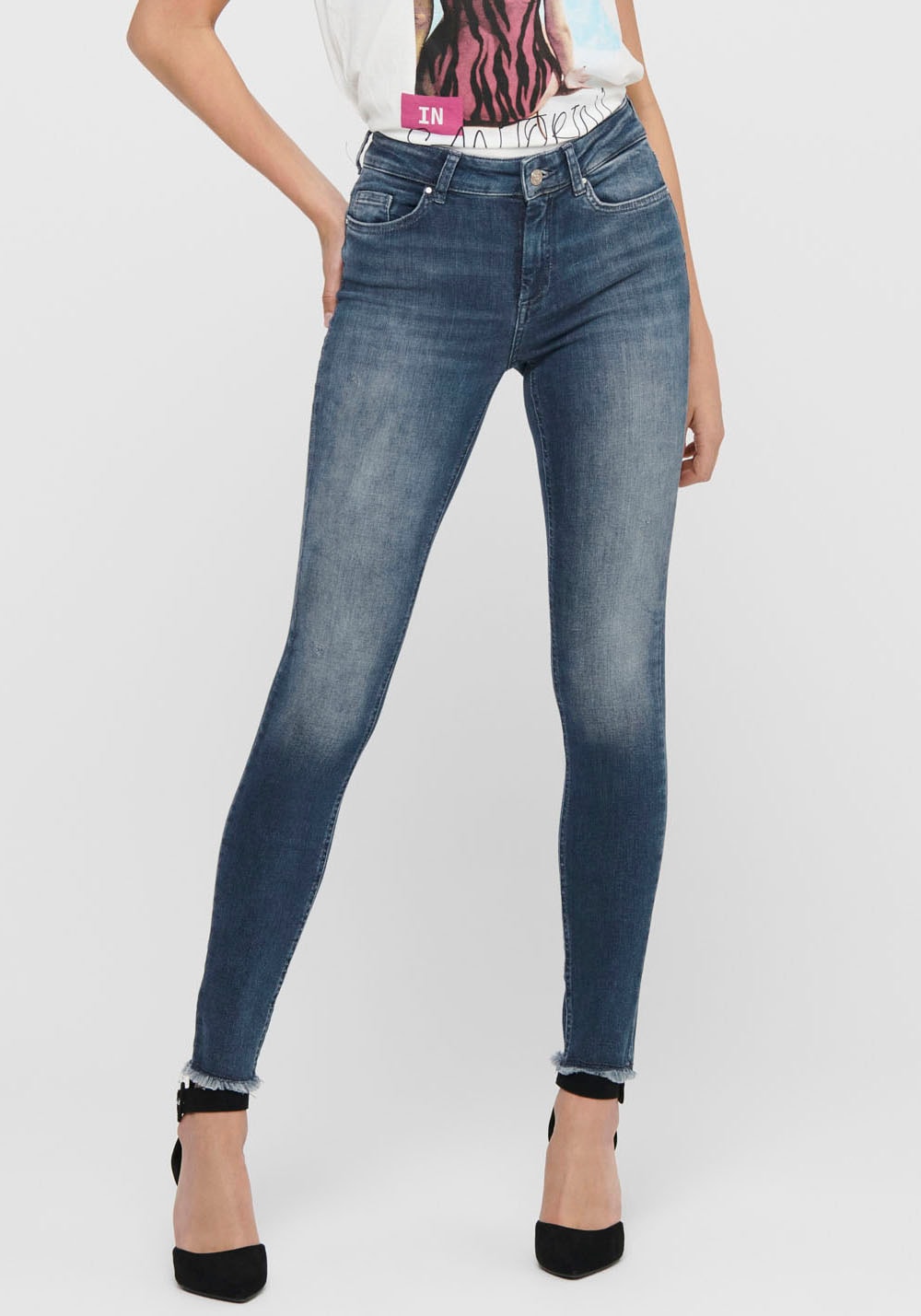 ONLY Ankle-Jeans »ONLBLUSH MID SK ANK RW REA422 NOOS«, mit Fransensaum ONLY Ankle-Jeans »ONLBLUSH MID SK ANK RW REA422 NOOS«, mit Fransensaum von ONLY