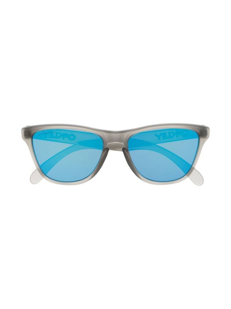 Oakley logo-print blue-tinted sunglasses - Grey von Oakley