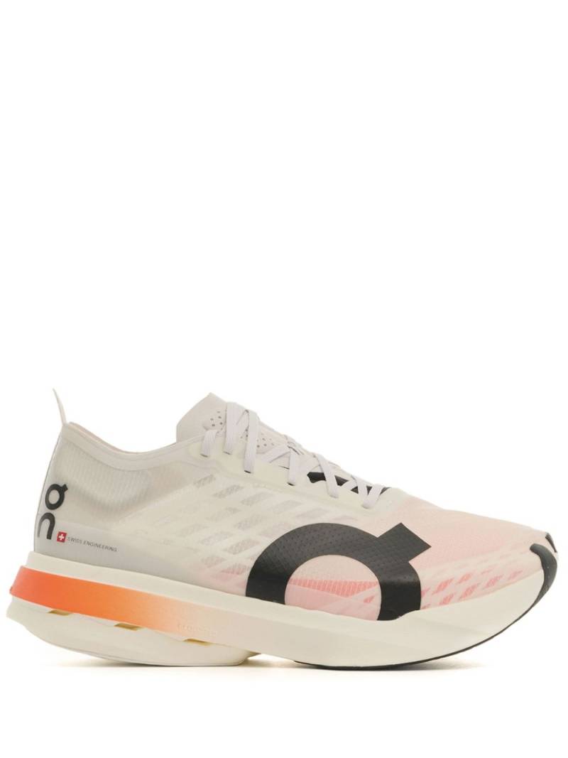 On Running Cloudboom Strike sneakers - White von On Running