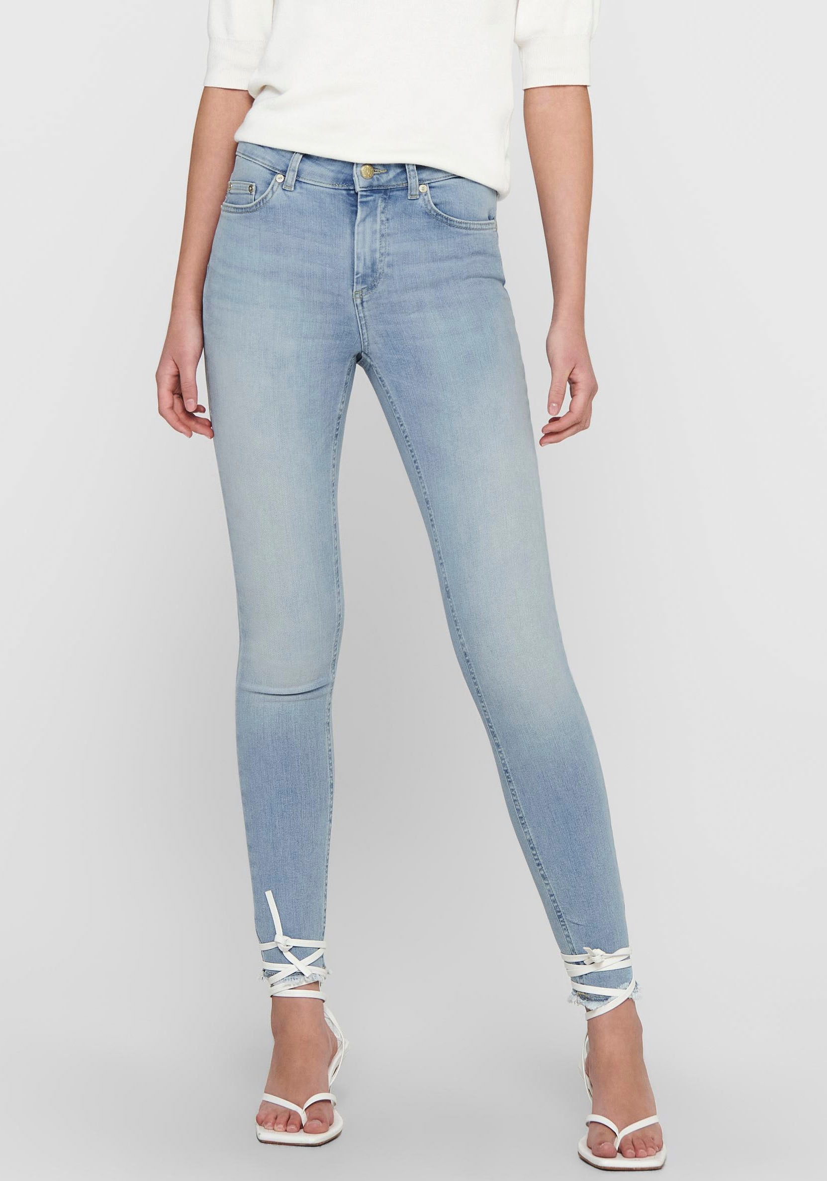 ONLY Ankle-Jeans »ONLBLUSH MID SK ANK RAW«, mit leicht ausgefranstem Beinabschluss ONLY Ankle-Jeans »ONLBLUSH MID SK ANK RAW«, mit leicht ausgefranstem Beinabschluss von Only