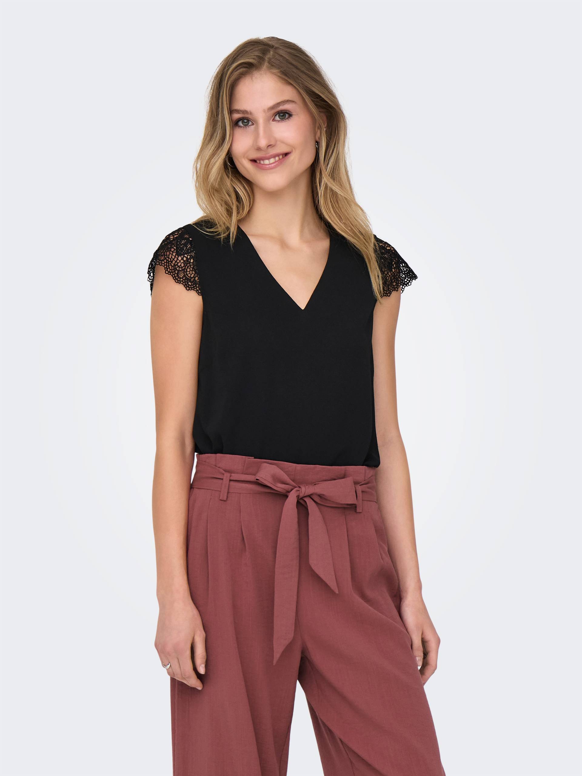 ONLY Kurzarmshirt »ONLELVA FR S/S LACE V-NECK TOP CS PTM« ONLY Kurzarmshirt »ONLELVA FR S/S LACE V-NECK TOP CS PTM« von Only