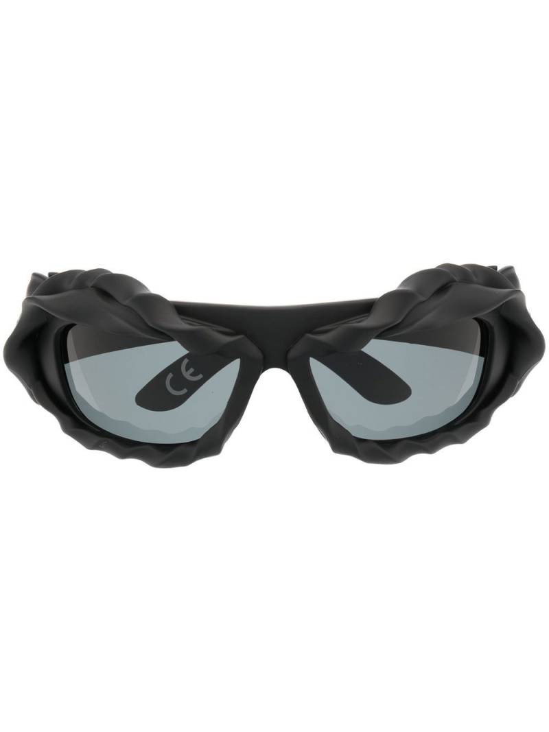 Ottolinger 3D twist-detail sunglasses - Black von Ottolinger