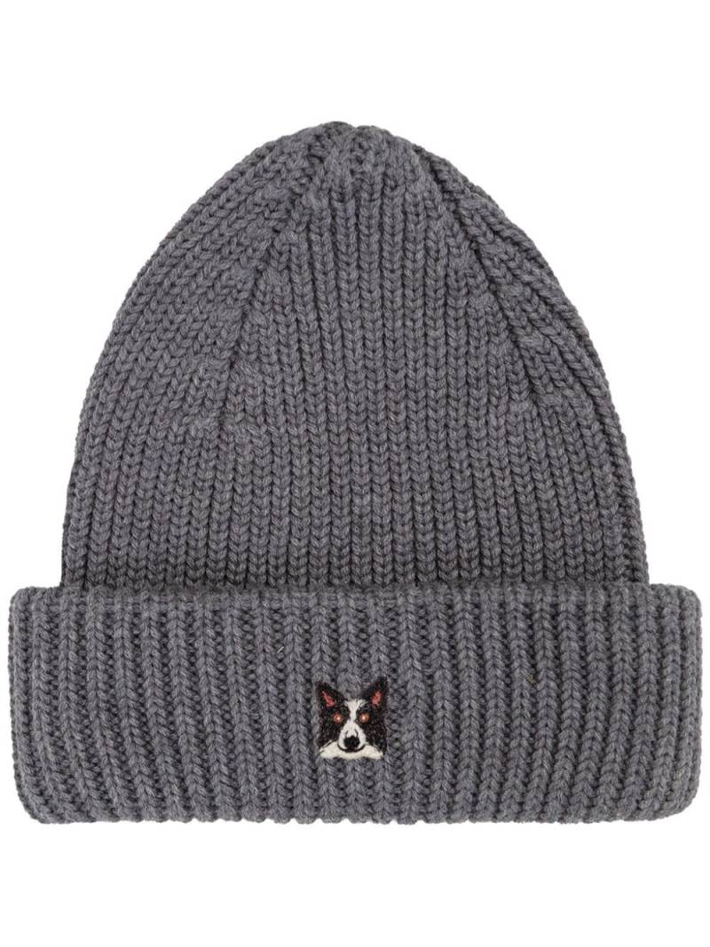 PELO FOUNDATION dog-appliqué beanie - Grey von PELO FOUNDATION