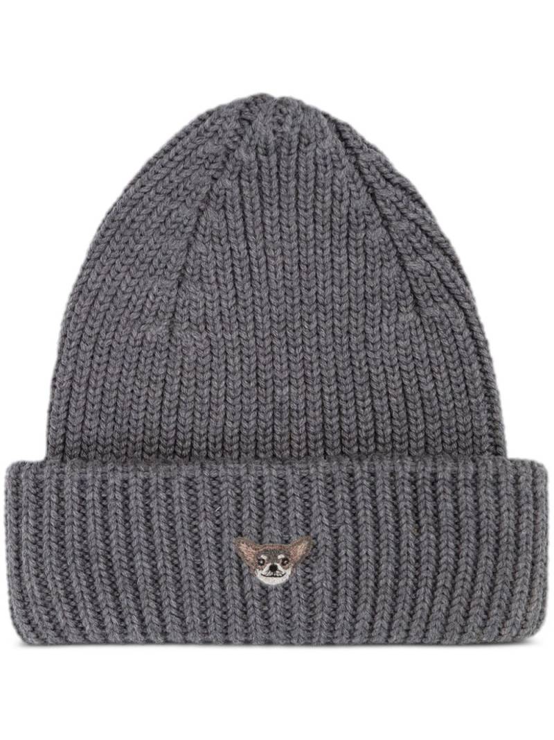 PELO FOUNDATION dog-appliqué beanie - Grey von PELO FOUNDATION