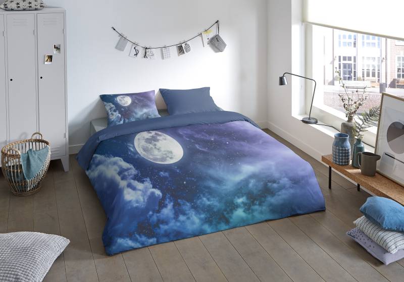 PURE luxury collection Wendebettwäsche »Universee«, Mikrofaser, 135x200, Pflegeleicht, Reissverschluss, Wende, Mond, Blau von PURE luxury collection