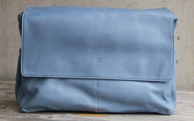 Wickeltasche Leder Azurblau von Pajass