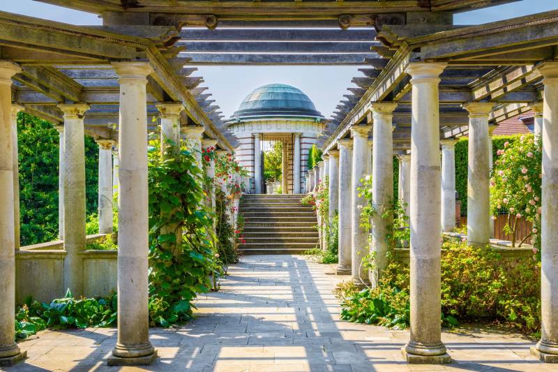 Papermoon Fototapete »ARCHITEKTUR-PERGOLA HÜGEL GARTEN LONDON SÄULEN BLUMEN« von Papermoon