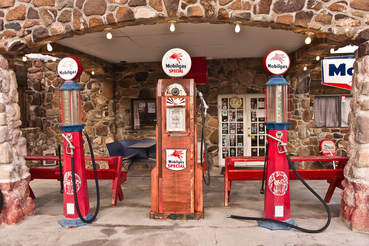 Papermoon Fototapete »Alte Tankstelle« von Papermoon