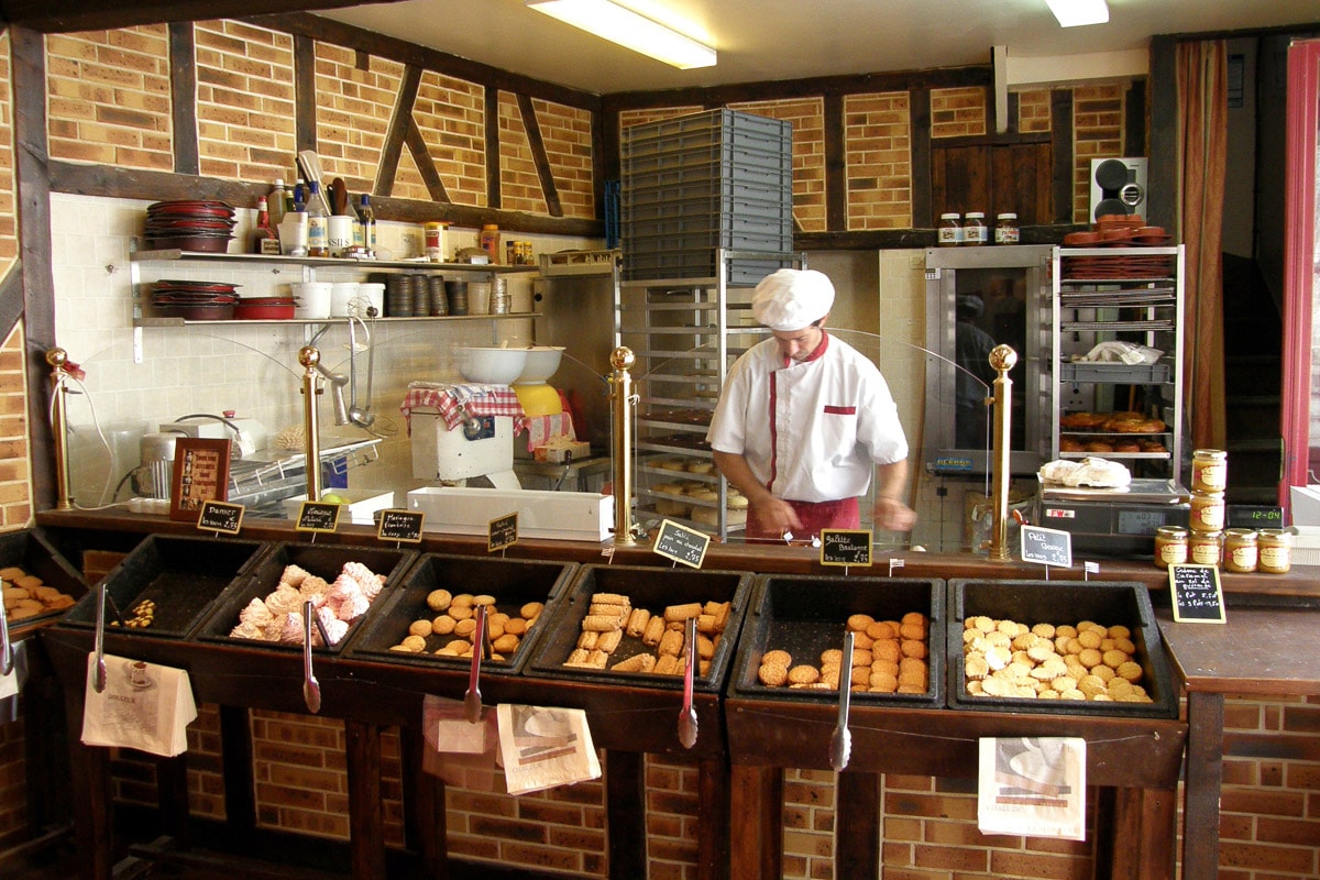 Papermoon Fototapete »BÄCKEREI-STEINWAND ZIEGELWAND HOLZ STRUKTUR BISTRO DEKO« von Papermoon