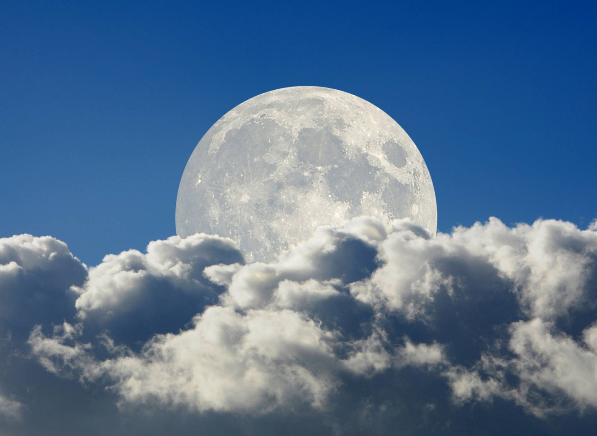 Papermoon Fototapete »Big Moon and Clouds« von Papermoon