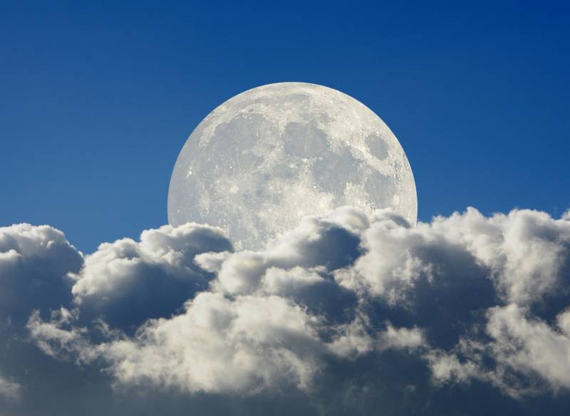 Papermoon Fototapete »Big Moon and Clouds« von Papermoon