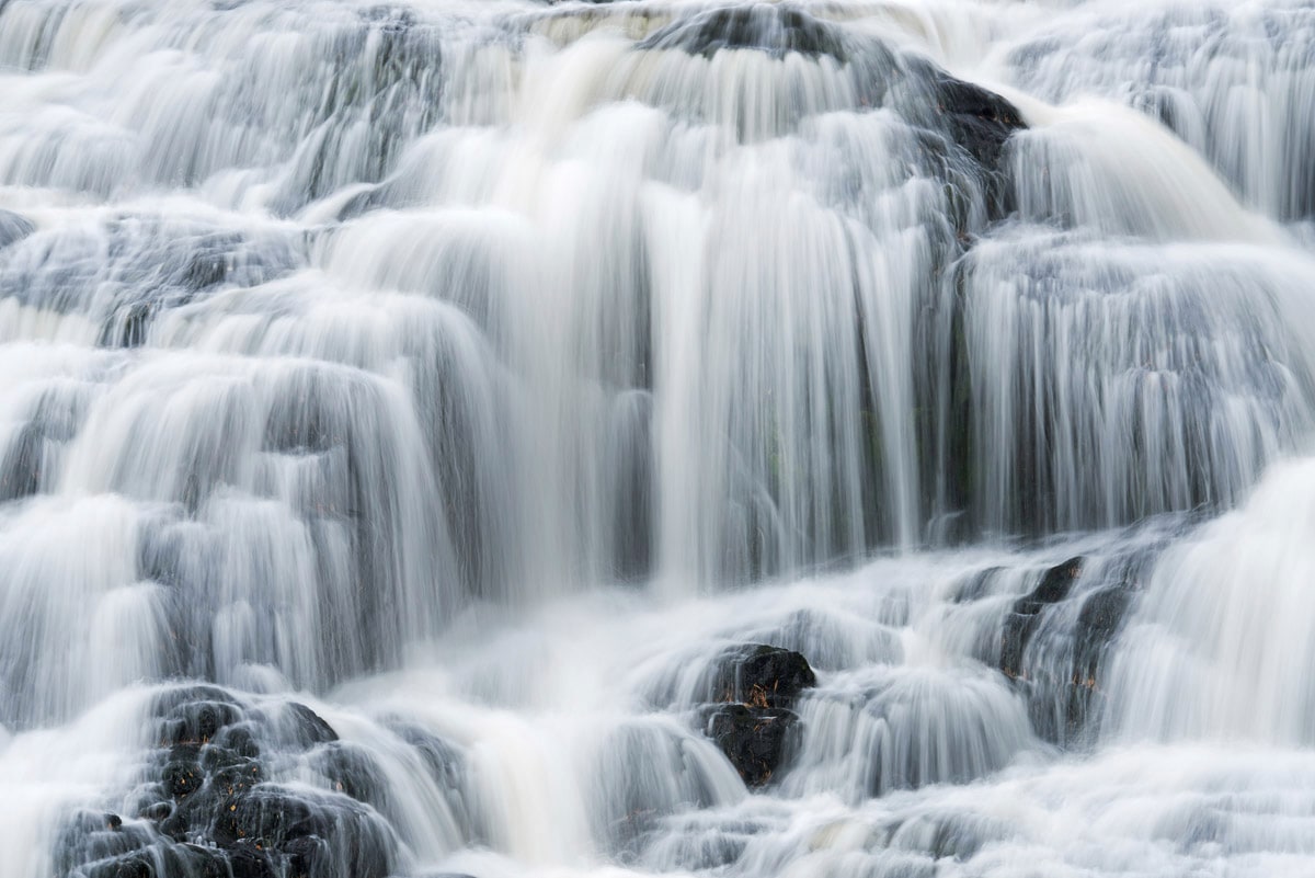 Papermoon Fototapete »Bond Falls schwarz & weiss« von Papermoon