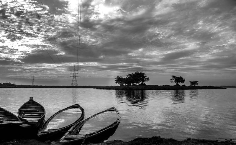 Papermoon Fototapete »Boote im Wasser Schwarz & Weiss« von Papermoon