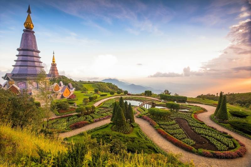 Papermoon Fototapete »CHIANG MAI PAGODEN-THAILAND GARTEN WOLKE SONNE PANORAMA« von Papermoon